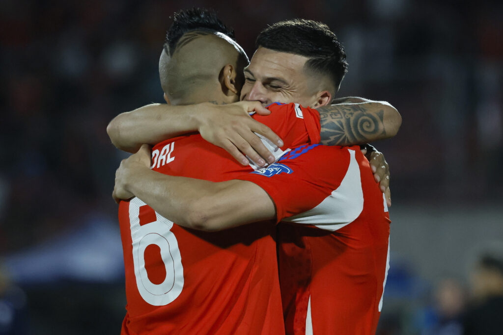 Arturo Vidal abrazando a Lucas Cepeda tras su gol con la Selección Chilena frente a Venezuela.