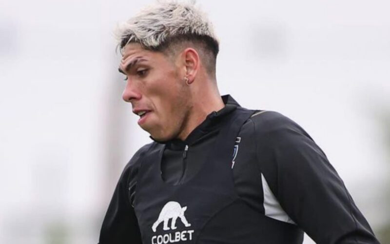 Primer plano a Carlos Palacios durante un entrenamiento de Colo-Colo.