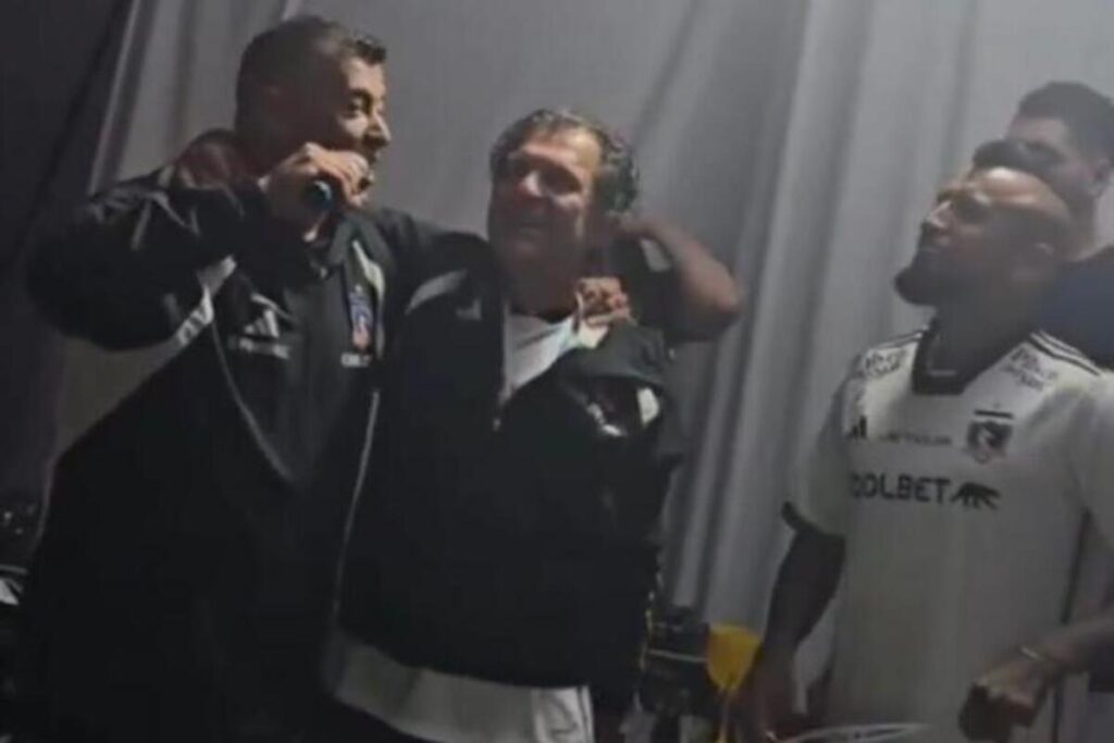 Jorge Almirón, Aníbal Mosa y Arturo Vidal celebrando el título 34 de Colo-Colo.