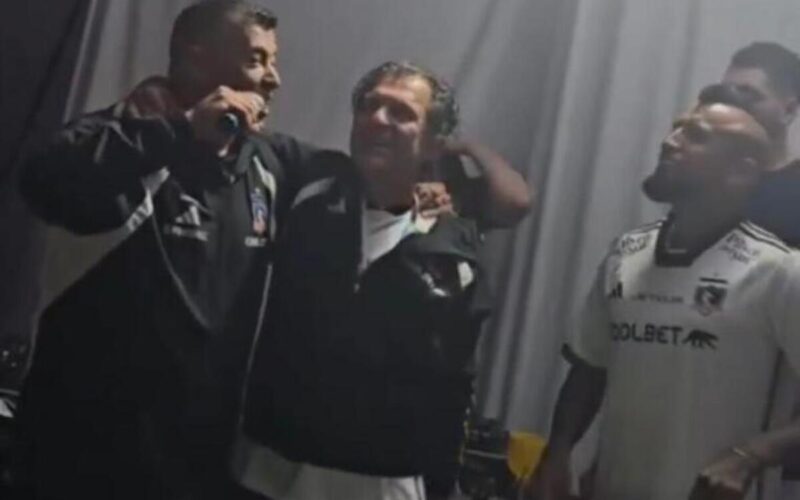 Jorge Almirón, Aníbal Mosa y Arturo Vidal celebrando el título 34 de Colo-Colo.