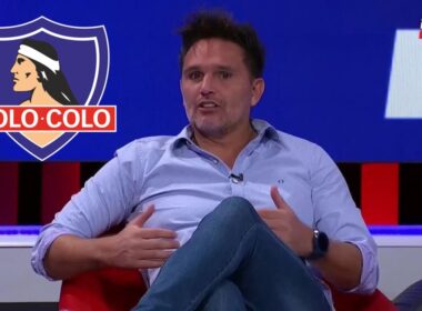Rafael Olarra junto al escudo de Colo-Colo.