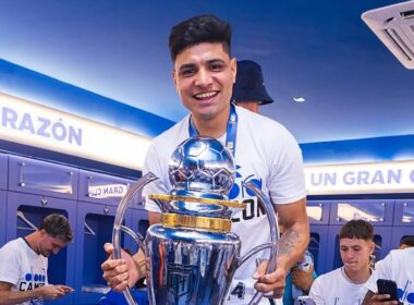 Claudio Aquino celebrando el título de campeón con Vélez Sarsfield.
