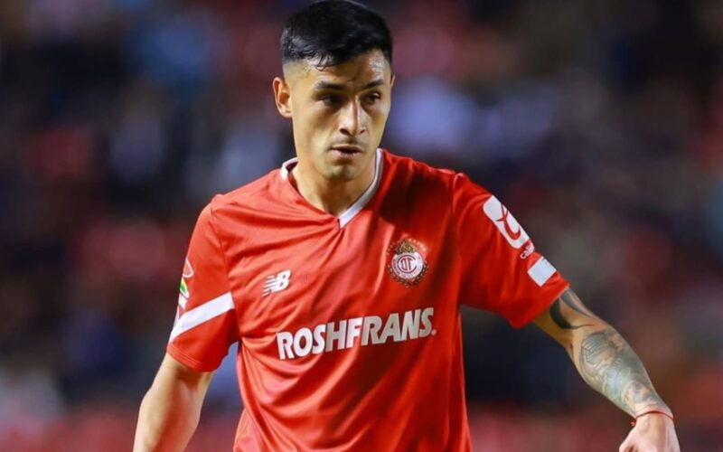 Claudio Baeza con la camiseta de Toluca.