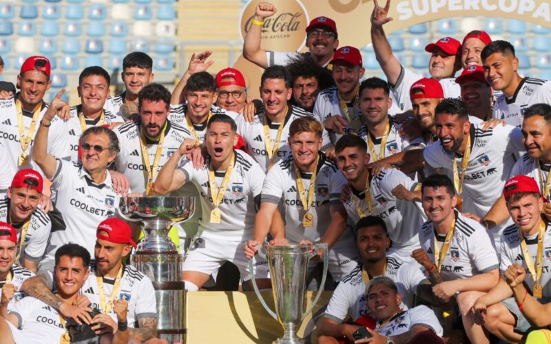 Colo-Colo celebrando la obtención de la Supercopa 2024.