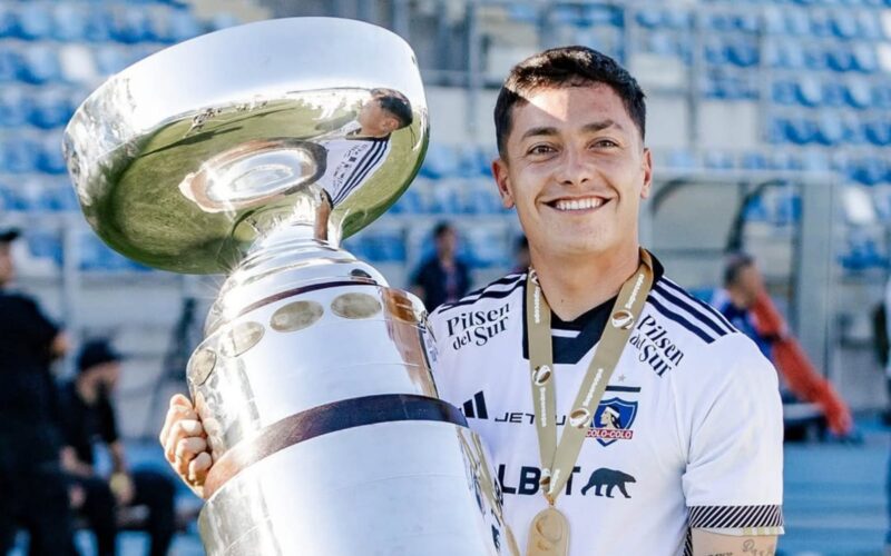 Primer plano a Cristián Zavala con la Supercopa 2024.
