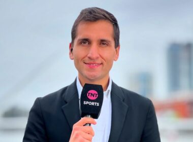 Primer plano a Daniel Arrieta en una reporte para TNT Sports.