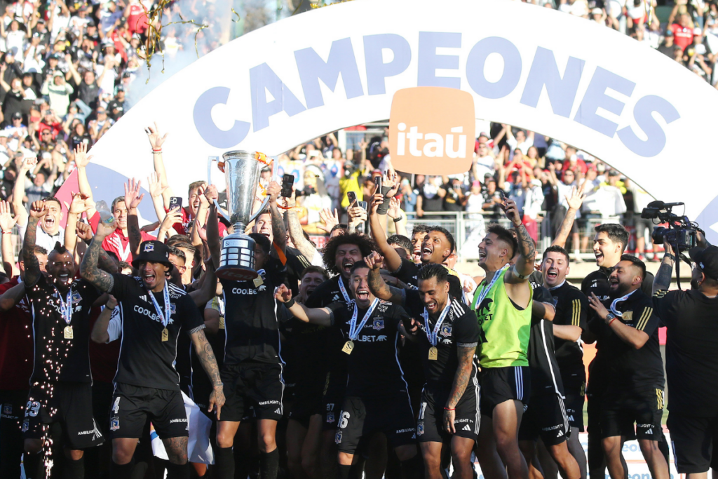 Colo-Colo recibió el trofeo en manos de 
Aníbal Mosa.