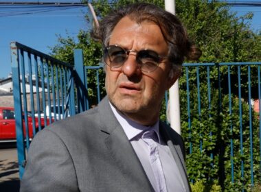 Aníbal Mosa con terno y lentes de sol.