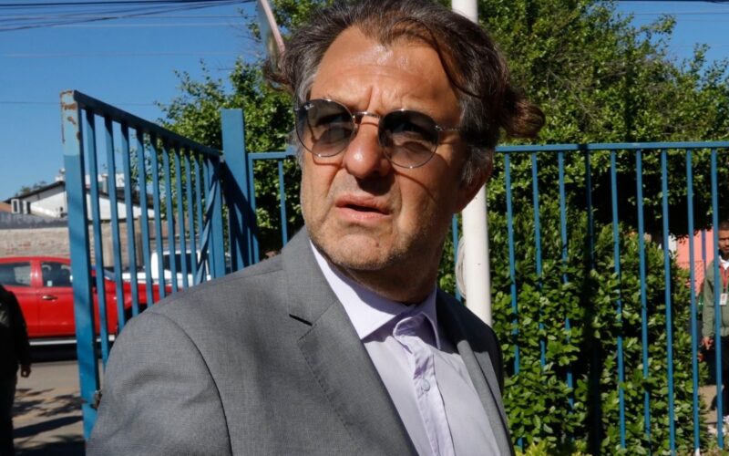 Aníbal Mosa con terno y lentes de sol.