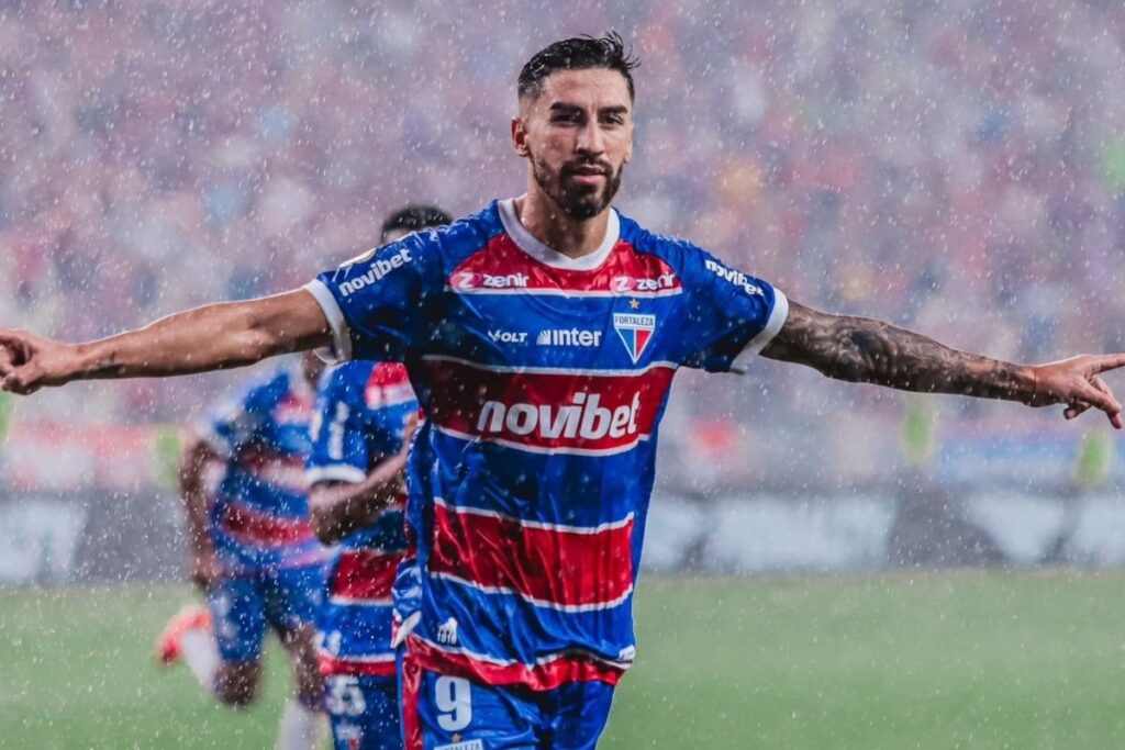 Juan Martín Lucero con la camiseta de Fortaleza.