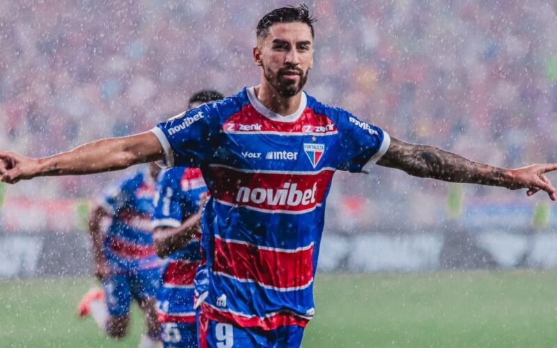 Juan Martín Lucero con la camiseta de Fortaleza.