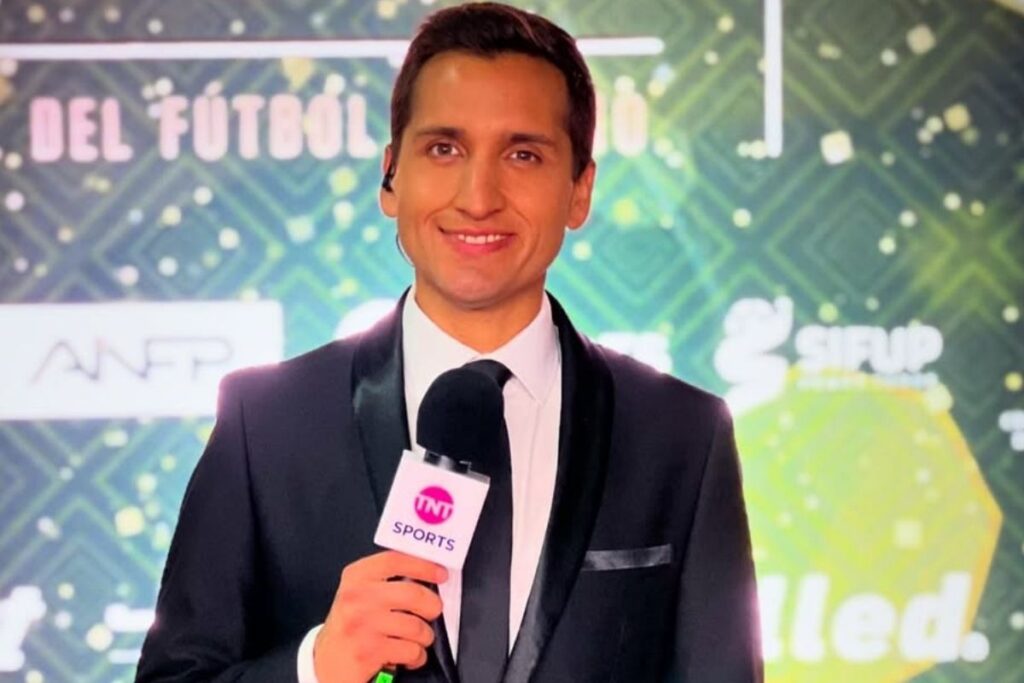 Primer plano al periodista de TNT Sports, Daniel Arrieta.