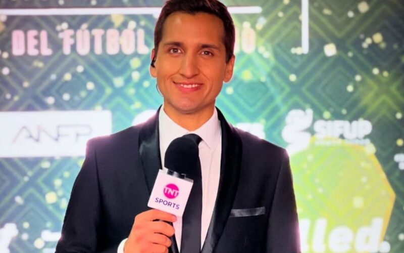 Primer plano al periodista de TNT Sports, Daniel Arrieta.