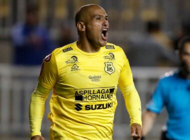 El delantero Humberto Suazo celebrando un gol.