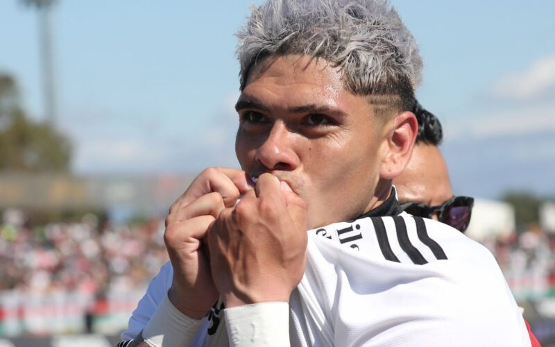 Carlos Palacios celebrando un gol besando el escudo de la camiseta de Colo-Colo.