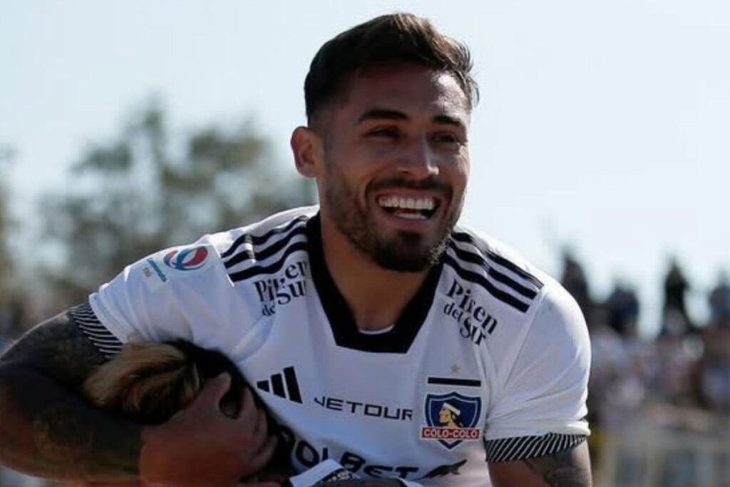 Marcos Bolados celebrando un gol con la camiseta de Colo-Colo.