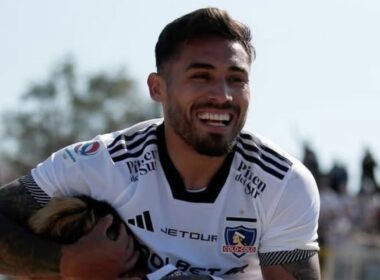 Marcos Bolados celebrando un gol con la camiseta de Colo-Colo.