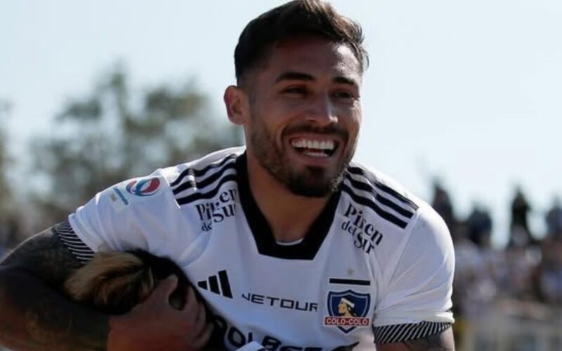Marcos Bolados celebrando un gol con la camiseta de Colo-Colo.