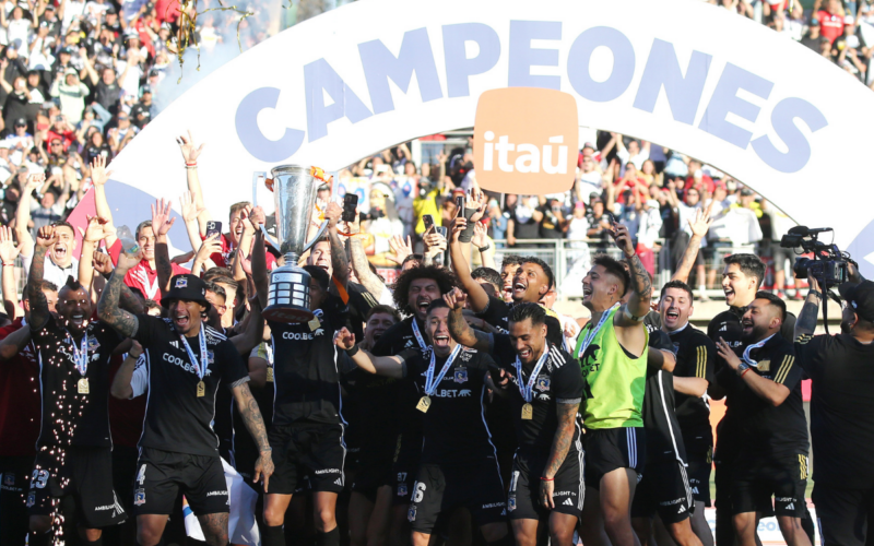 Colo-Colo recibió el trofeo en manos de Aníbal Mosa.