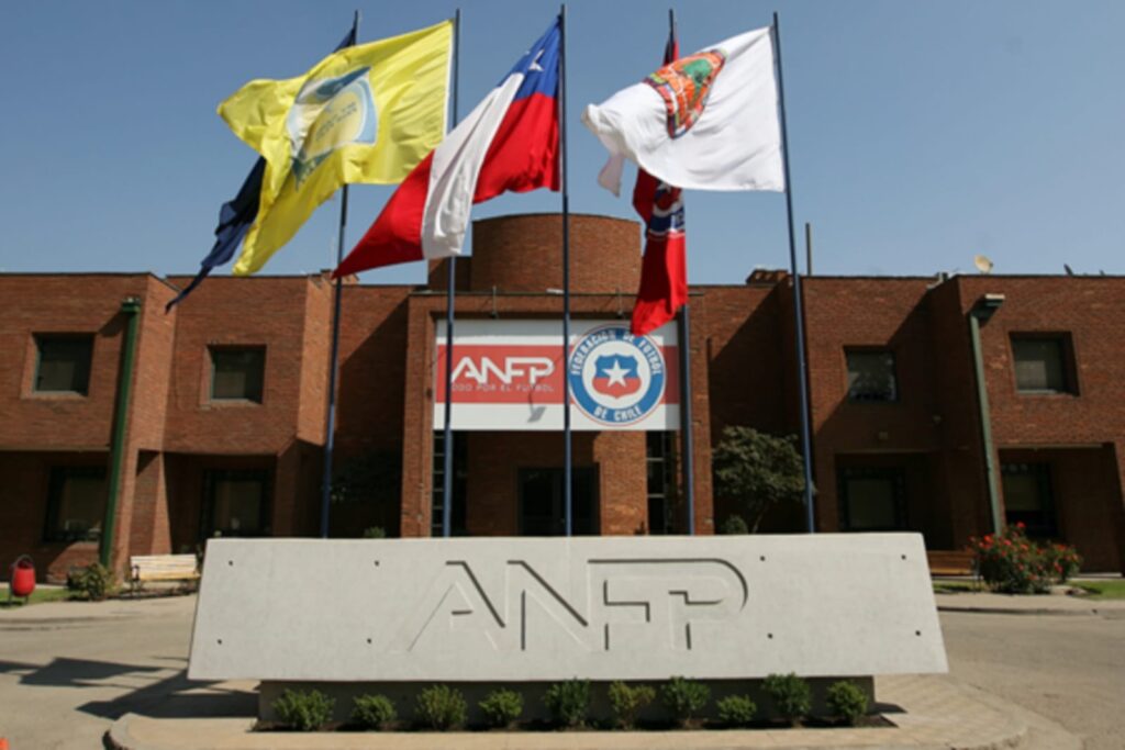 Primer plano al edificio de la ANFP en Quilín.