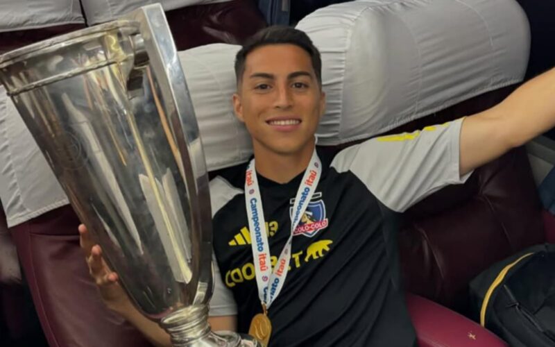 Jonathan Villagra celebrando el título de campeón con Colo-Colo.