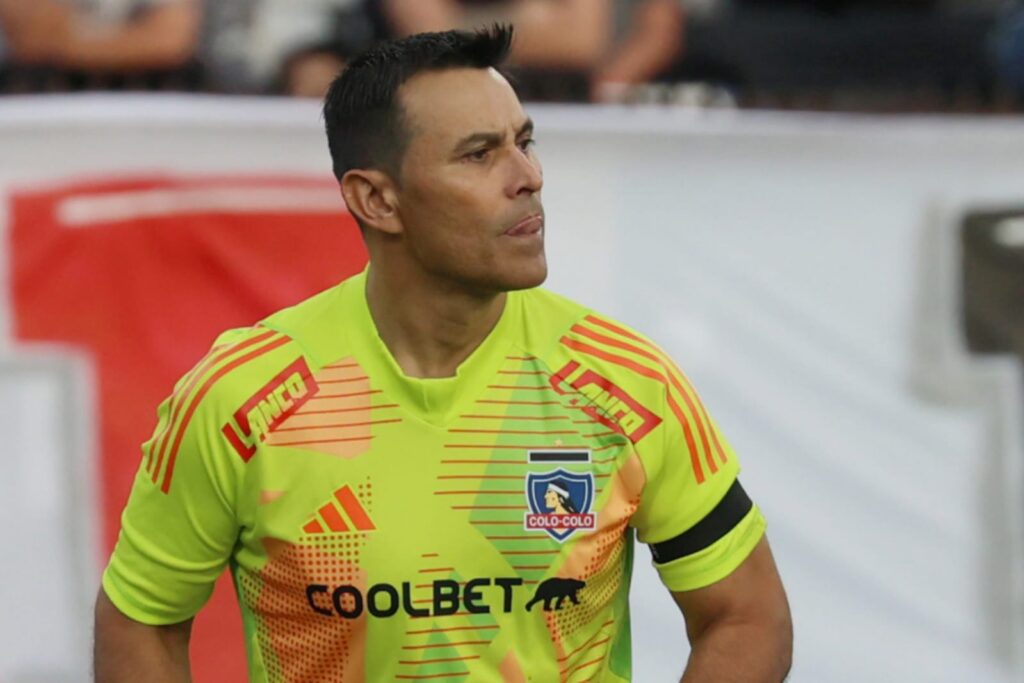 Justo Villar en el Duelo de Leyendas  con la camiseta de Colo-Colo.