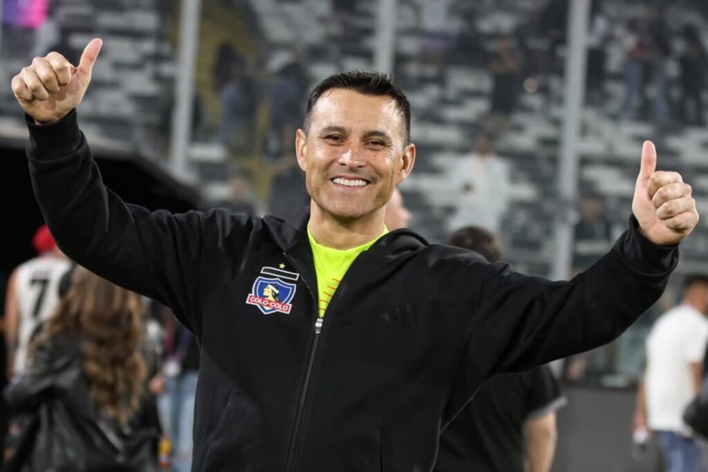 Primer plano a Justo Villar durante su retorno al Estadio Monumental en el Duelo de Leyendas.