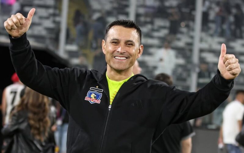 Primer plano a Justo Villar durante su retorno al Estadio Monumental en el Duelo de Leyendas.