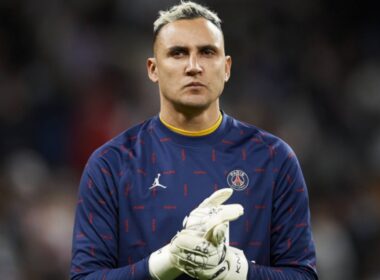 Primer plano a Keylor Navas con camiseta del PSG.
