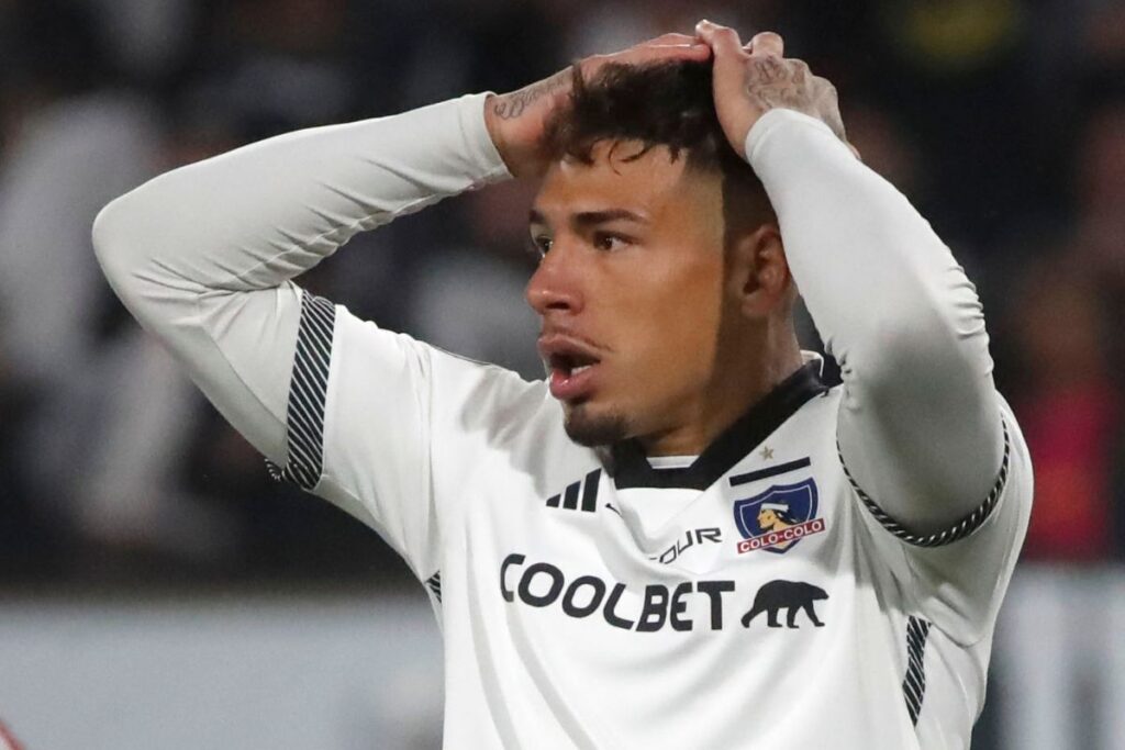 Alan Saldivia con las manos en la cabeza con la camiseta de Colo-Colo.