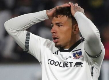 Alan Saldivia con las manos en la cabeza con la camiseta de Colo-Colo.