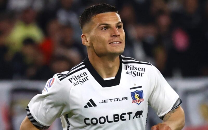 Primer plano a Lucas Cepeda con la camiseta de Colo-Colo.