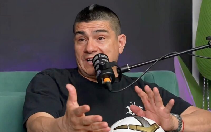 Marcelo Vega con un micrófono en una transmisión de Mediapunta.