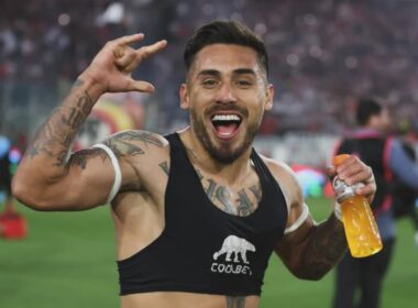 Primer plano a Marcos Bolados sin polera celebrando un triunfo de Colo-Colo.