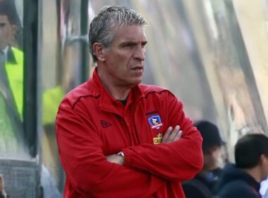 Primer plano a Omar Labruna con indumentaria de Colo-Colo.