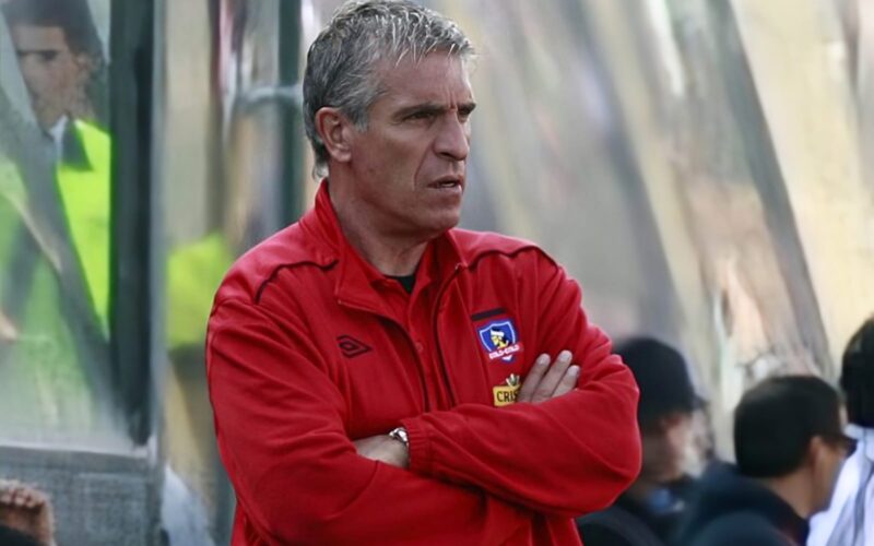 Primer plano a Omar Labruna con indumentaria de Colo-Colo.