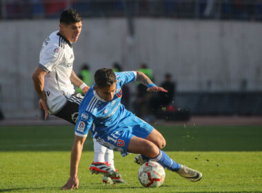 Jugadores de Colo-Colo y Universidad de Chile disputando un balón.