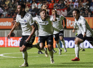 Jugadores de Colo-Colo celebrando un gol.