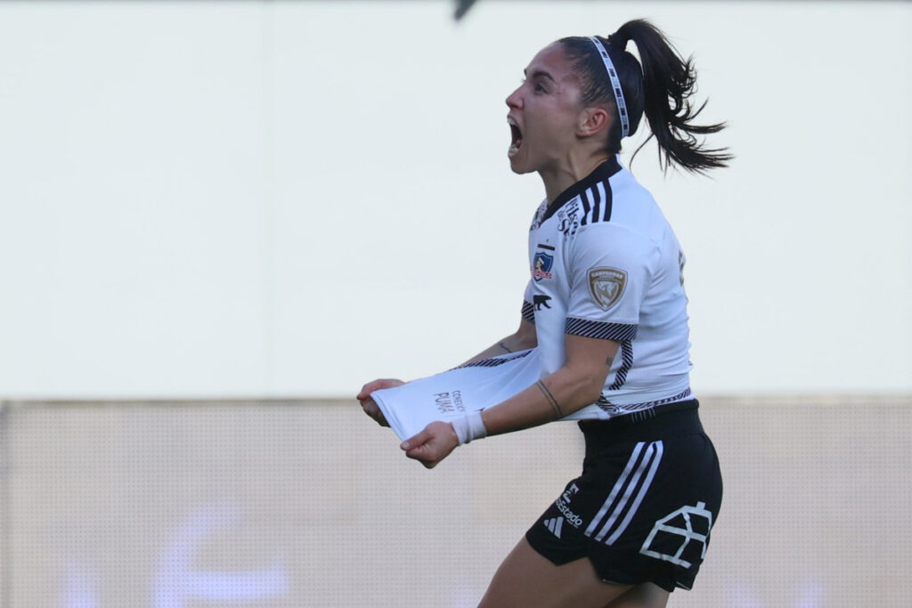 Javiera Grez celebrando un gol con la camiseta de Colo-Colo