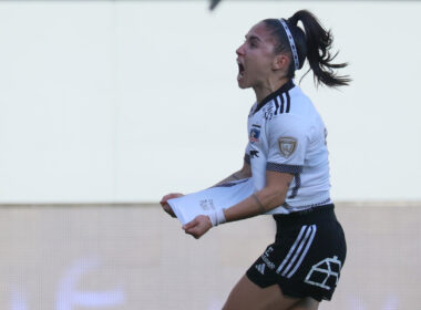 Javiera Grez celebrando un gol con la camiseta de Colo-Colo