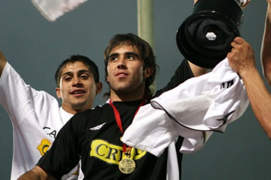 Claudio Bravo celebrando la obtención del Torneo de Apertura 2006 con Colo-Colo.