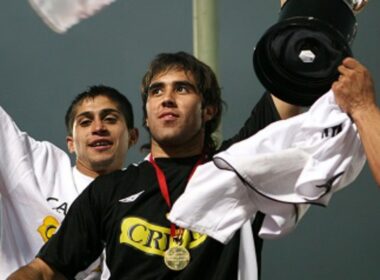 Claudio Bravo celebrando la obtención del Torneo de Apertura 2006 con Colo-Colo.