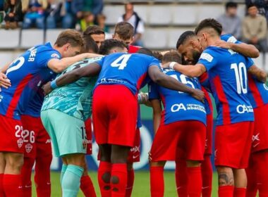 Jugadores del Elche reunidos antes de un partido.