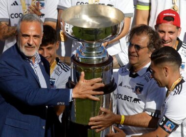 Pablo Milad junto al plantel de Colo-Colo en la celebración de la Supercopa.