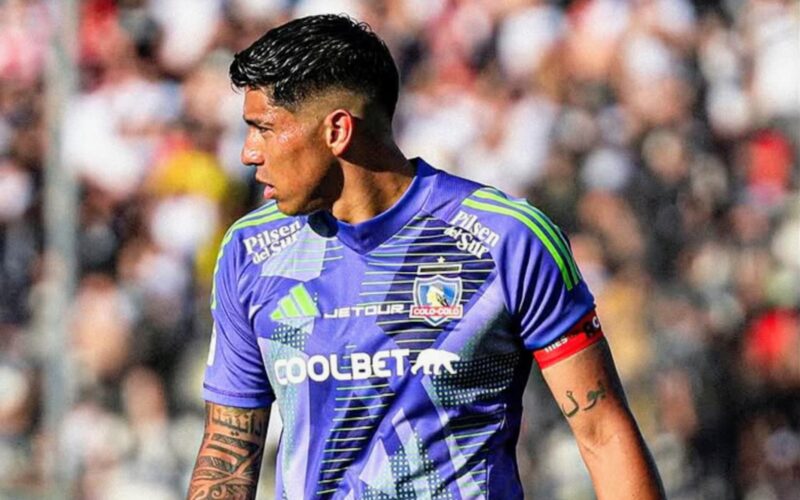 Brayan Cortés con la camiseta de Colo-Colo.