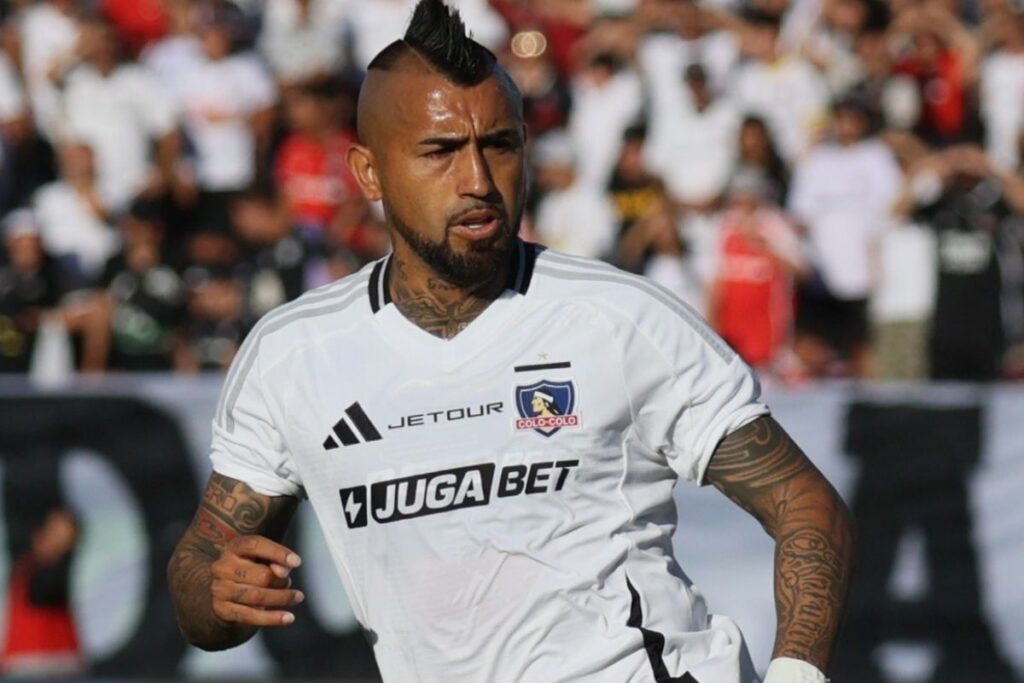 Arturo Vidal con la camiseta titular de Colo-Colo en la temporada 2025.