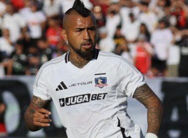 Arturo Vidal con la camiseta titular de Colo-Colo en la temporada 2025.