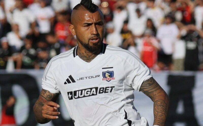 Arturo Vidal con la camiseta titular de Colo-Colo en la temporada 2025.