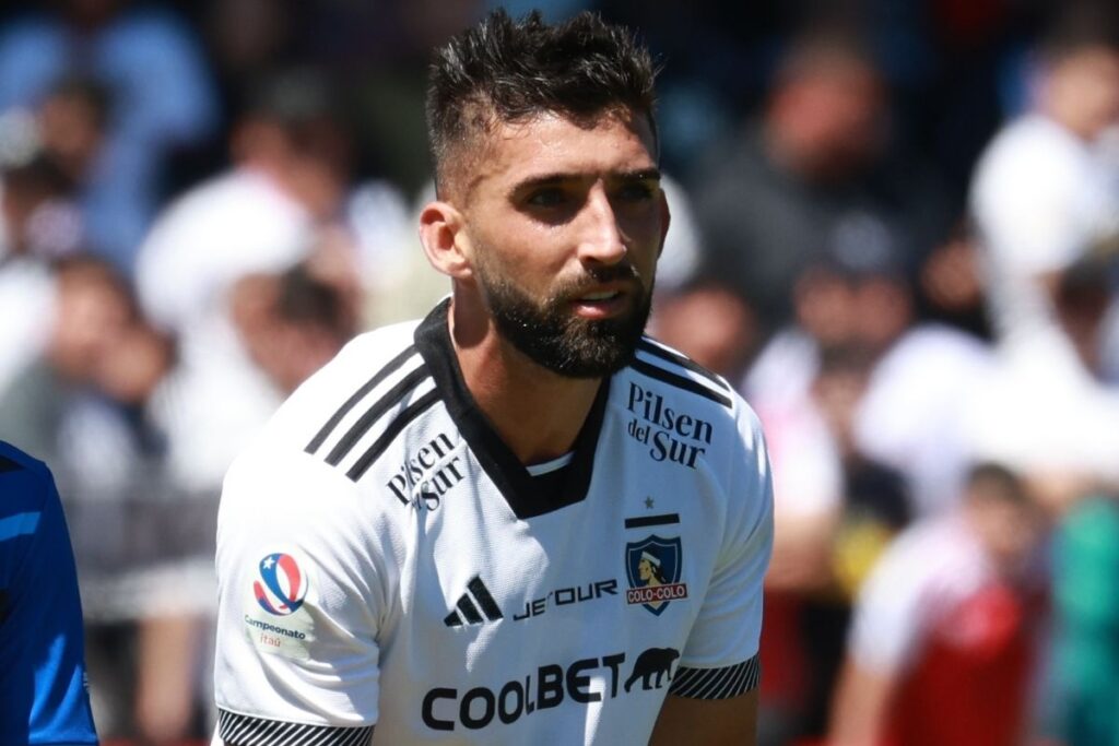 Emiliano Amor con la camiseta de Colo-Colo.