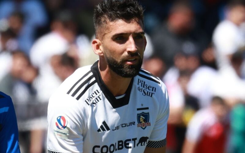 Emiliano Amor con la camiseta de Colo-Colo.